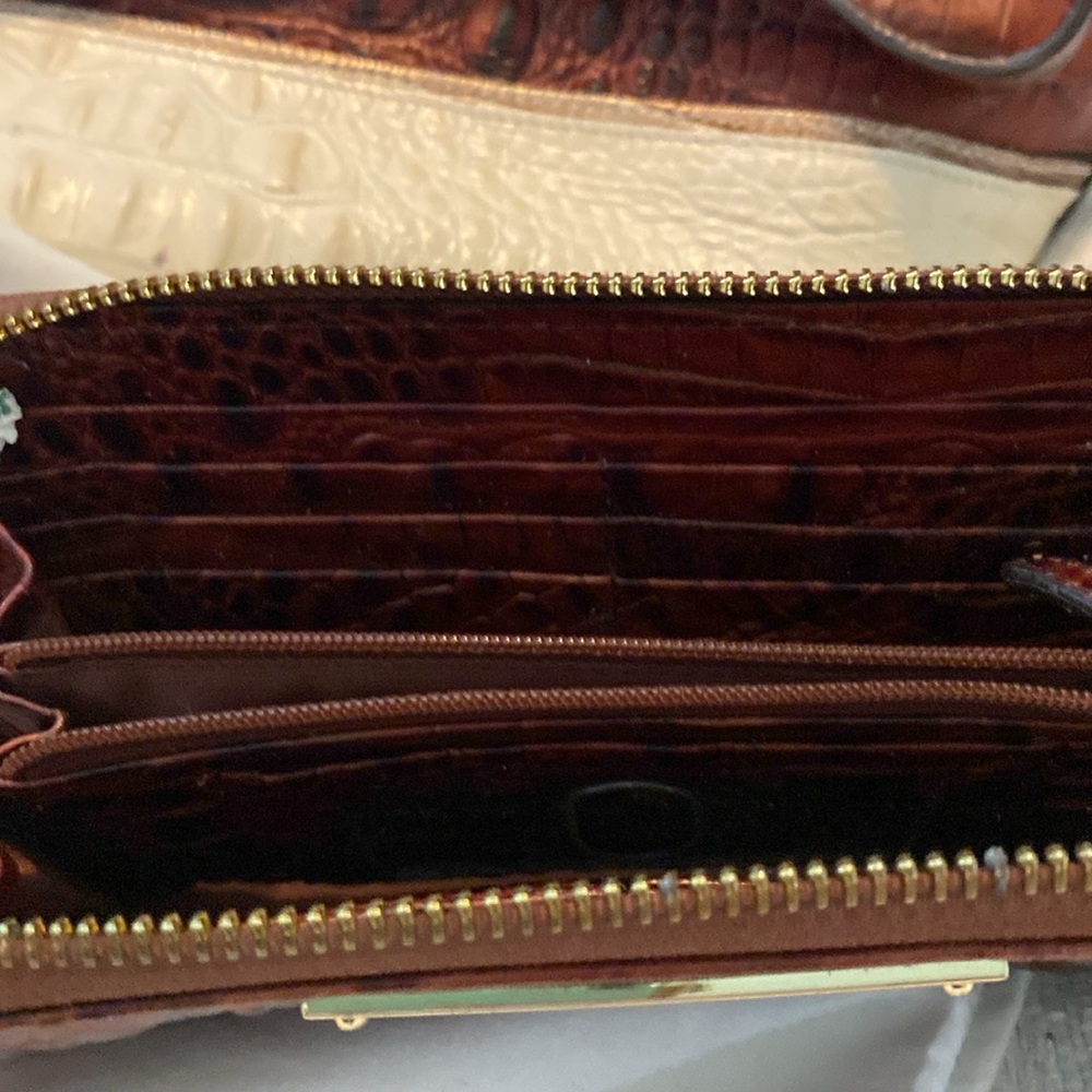 Brahmin should bag and zip around wallet. - Picture 2 of 5